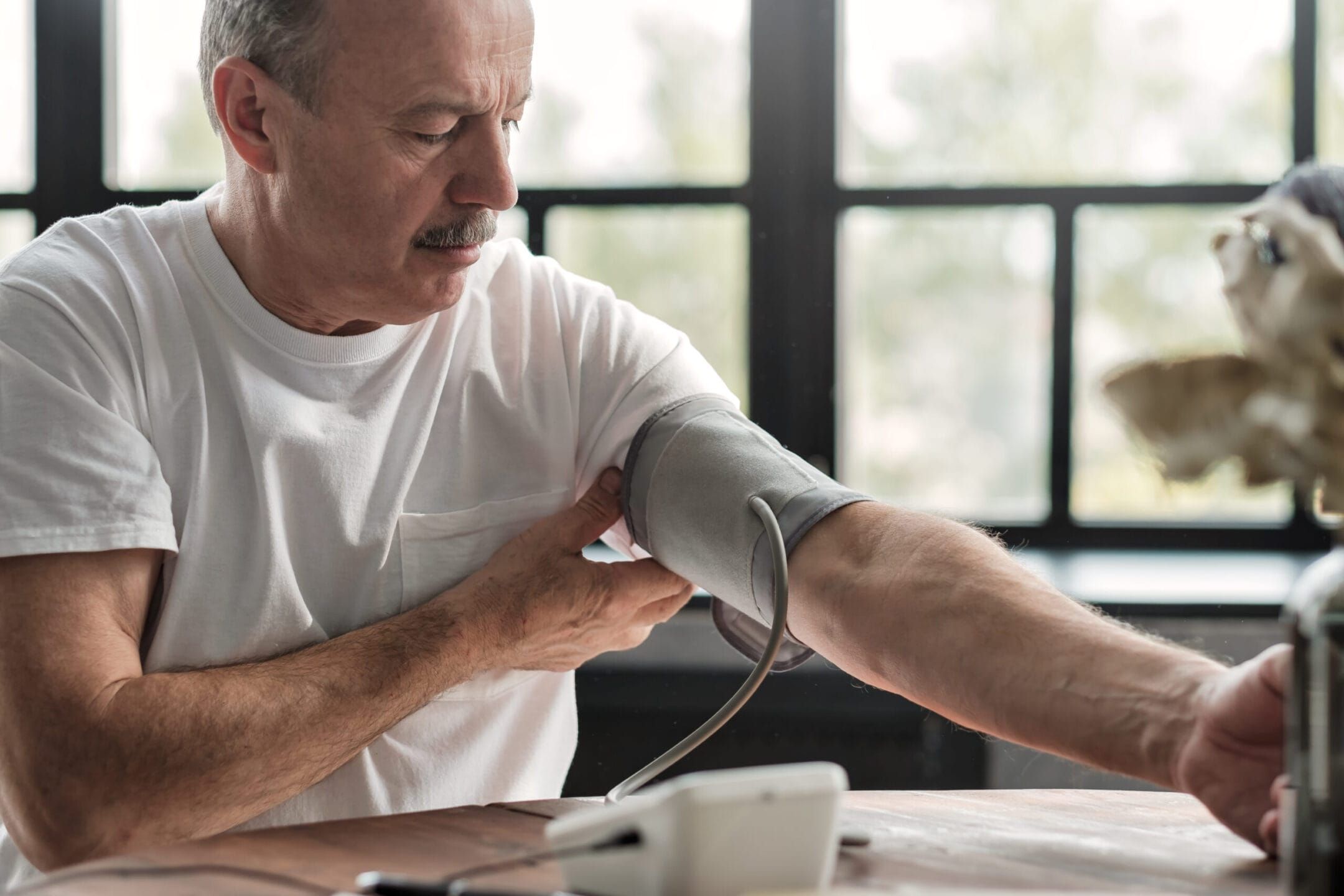 Man wondering if he can drink alcohol with high blood pressure finds out